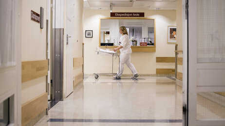 ALENE: Jordmødre kan oppleve emosjonell smerte når et barn dør. Noen føler at de må skjule sine følelser på jobb. Foto: Alexander Svanberg.