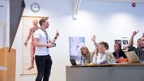 Nils Christian Tvedt Karlsen holder forelesning om sepsis på Diakonova