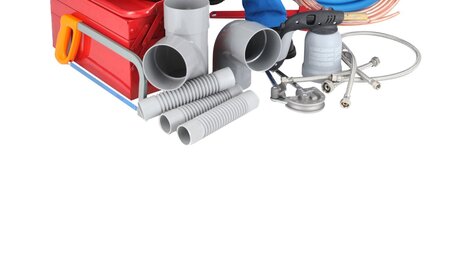 Illustrasjonsbilde av kvinnelig rørlegger omringet av utstyr