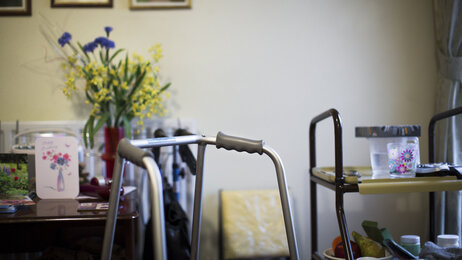 Bildet viser et rom på sykehjem der man kan se litt av rullatoren samt andre personlige eiendeler