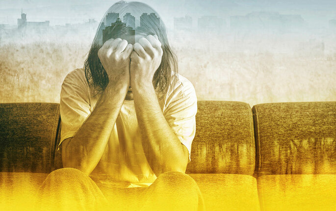 Illustrasjonen viser en person som sitter med hodet i hendene og virker fortvilet.