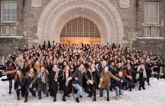 Bildet viser jenter fra videregående skole på besøk på NTNU i februar 2015
