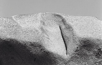 Illustrasjon. Steinformasjon som gir assosiasjoner til en vagina