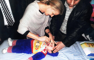 Elizabeth Hoff gir poliovaksine under WHOs kampanje i Aleppo i Syria.