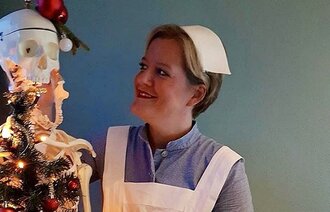 Bildet viser Karianne Todal og et skjelett.