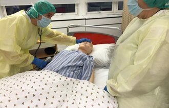 Simulering: Lærerne Randi Caspersen Bratland og Linda Jansen viser hvordan sykepleiere skal behandle pasienter med meningitt.