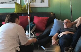 Bildet viser Bjørn Vidar Grønvold som får behandling hjemme.
