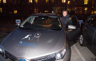 Bildet viser Nina Granum Lycke på vei ut med bilen til Avansert hjemmesykehus for barn.