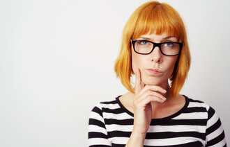 Bildet viser en ettertenksom ung kvinne