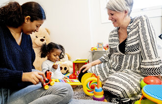 Mona og datteren har fått mange besøk av familiesykepleier Heidi