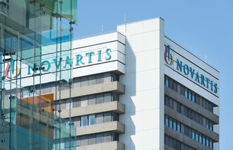 Bildet viser en bygning med logen til Novartis på.