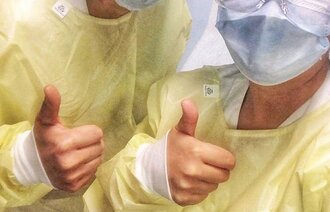 Bildet viser Stine Melissa Jørgensen og en kollega