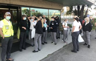 Bildet viser medisinsk innsatsteam utenfor hotellet.