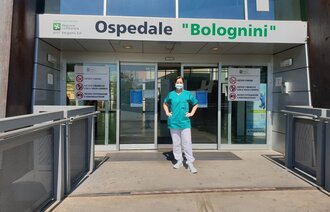 Bildet viser Janecke Engeberg Sjøvold utenfor sykehuset.