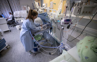 Bildet viser Julie Dahle ved en kuvøse.