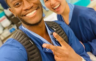 Bildet viser Jason Campbell og Grace Choi.