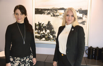 FORTSETTER: Her er Spekter-direktør Anne-Kari Bratten og NSF-leder Lill Sverresdatter Larsen da de innledende forhandlingene startet i august.&nbsp;