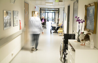 Sykepleier i en gang på sykehjem