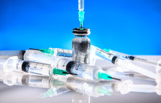 Bildet viser et hetteglass, og flere sprøyter og kanyler.