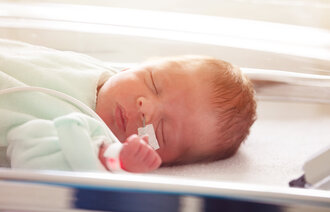 Bildet viser en baby på intensivavdelingen