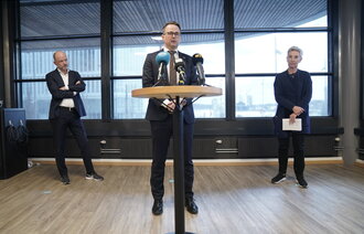 Bildet viser partene etter søndagens mekling