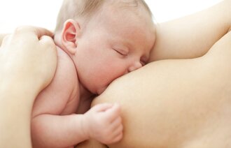 Sak om amming, en baby får morsmelk