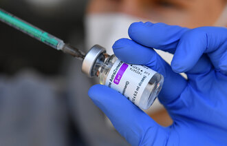 Bildet viser opptrekk av koronavaksine.