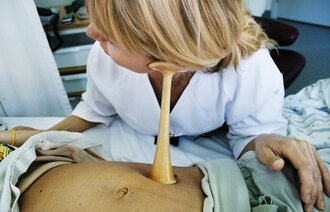 Jordmor Emma Negru, Sykehuset Østfold, Fredrikstad, undersøker gravid.