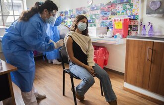 Bildet viser en ungdom som får vaksine.