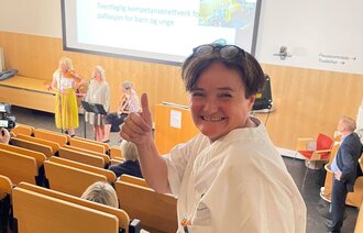 Bildet viser Kirsti Egge Haugstad som holder tommelen opp.