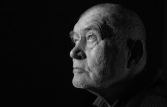 Bildet viser ansiktet til en eldre mann.