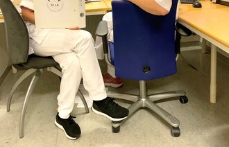 To sykepleiere følger opp premature nyfødte barn digitalt