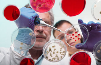 Bildet viser to forskere i et laboratorium