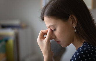 Bildet viser en ungdom som har hodepine