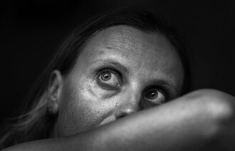 Bildet viser en kvinne som er redd