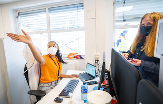 Bildet viser koronavert Une Gjerdenstad som viser vei for Hilde Arnesen, som skal ta vaksine.