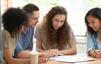 Unge personer jobber i gruppe