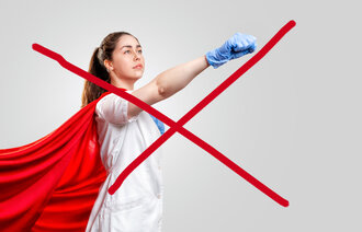 Bildet viser en sykepleier med superhelt-drakt på seg og med armen ut som tegn på at hun er klar for å fly. Bildet har et rødt kryss over seg.