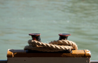 Bildet viser et tau bundet fast i fortøyning