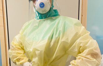 Bildet viser Andrea Torine Solvik i smittevernutstyr.