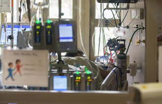 Bildet viser en kvinne som får intensivbehandling.