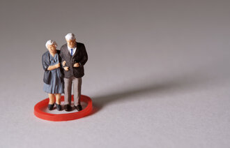 Bildet viser figurer i form av et eldre par. De har en rød sirkel rundt seg