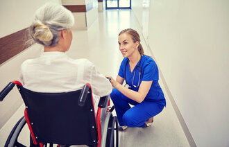 En sykepleier har en samtale med en pasient