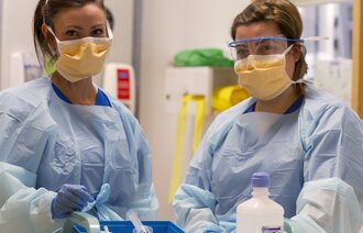 To sykepleiere på en intensivavdeling