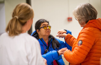 En døvblind person kommuniserer