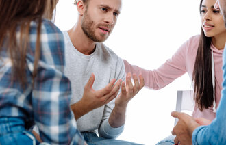 En gruppe mennesker har en diskusjon