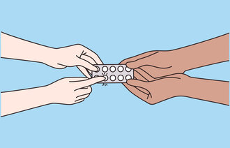 Illustrasjonen viser hender som holder i et brett med piller.