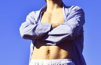 Mann som skuer utover. 