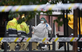 Bilde av helsepersonell utenfor London pub