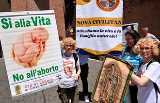 Bildet viser aktivister som protesterer mot abort i Italia.